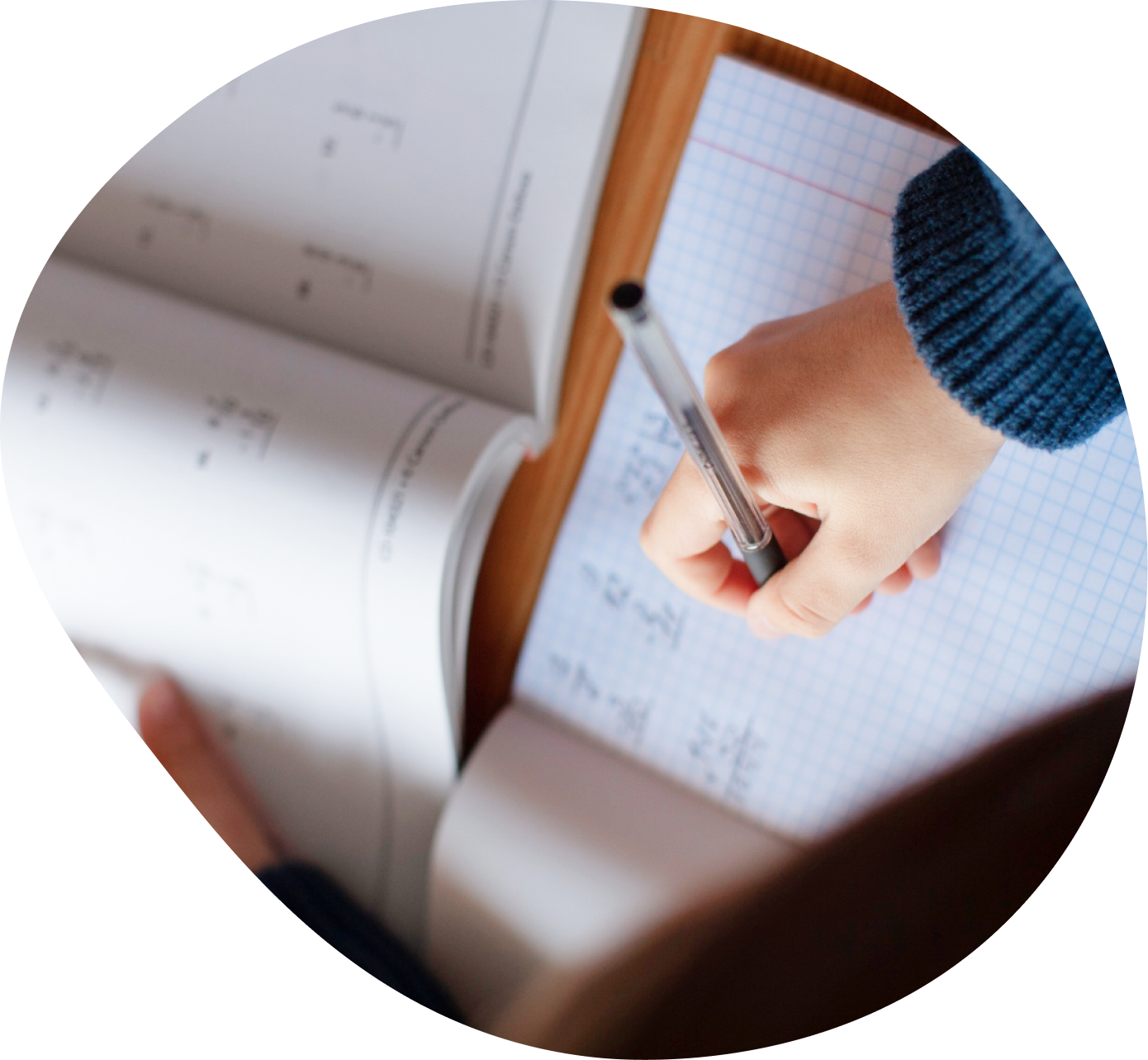 ノートに書き込む学生