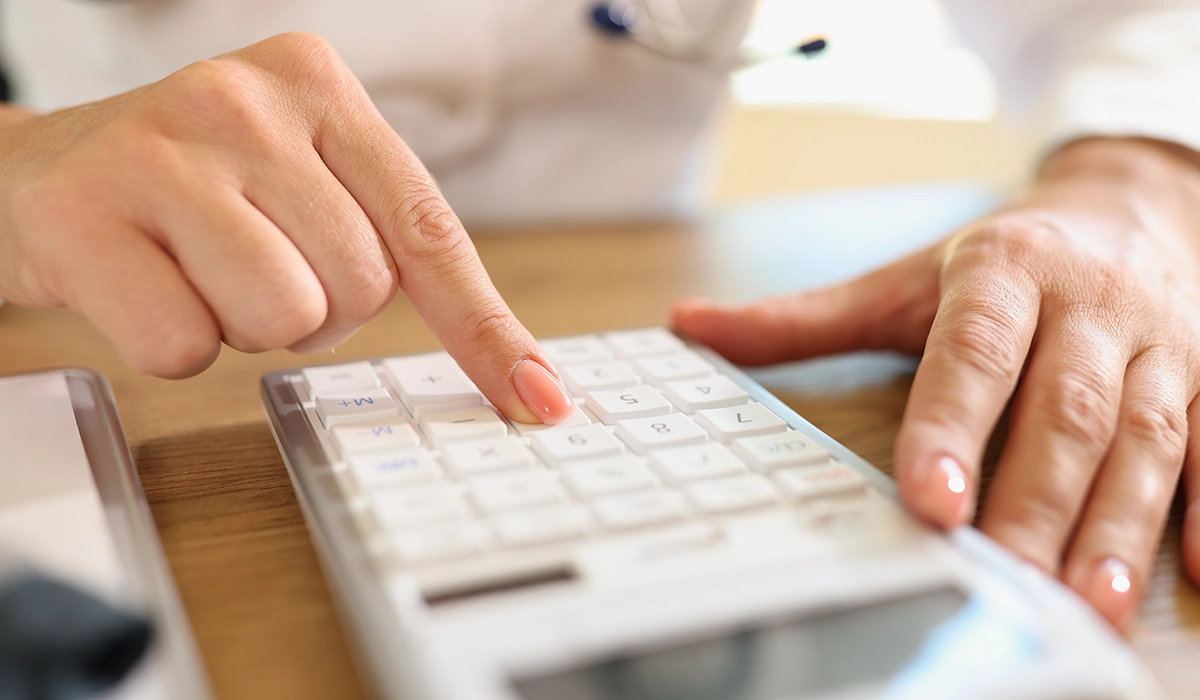 インビザラインで抜歯する場合の治療費用はいくら?